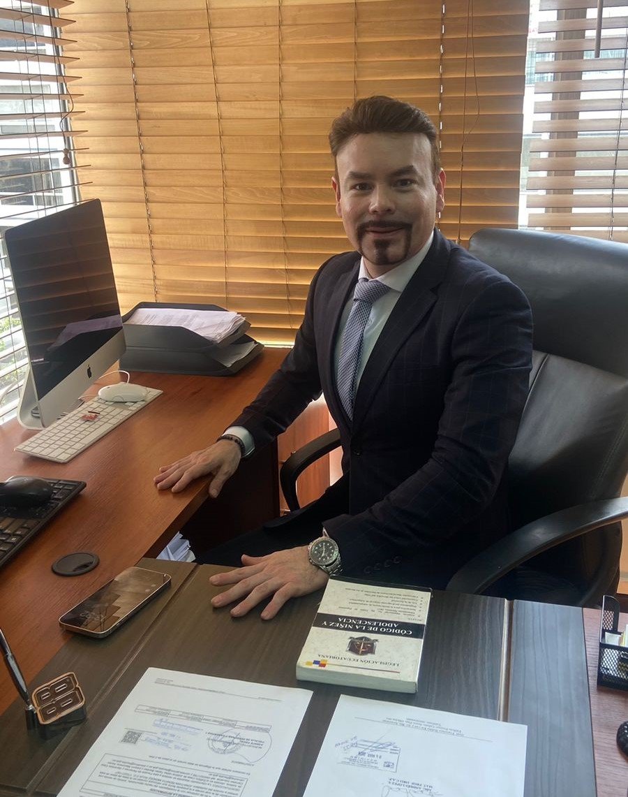 Dr. Carlos Luzuriaga